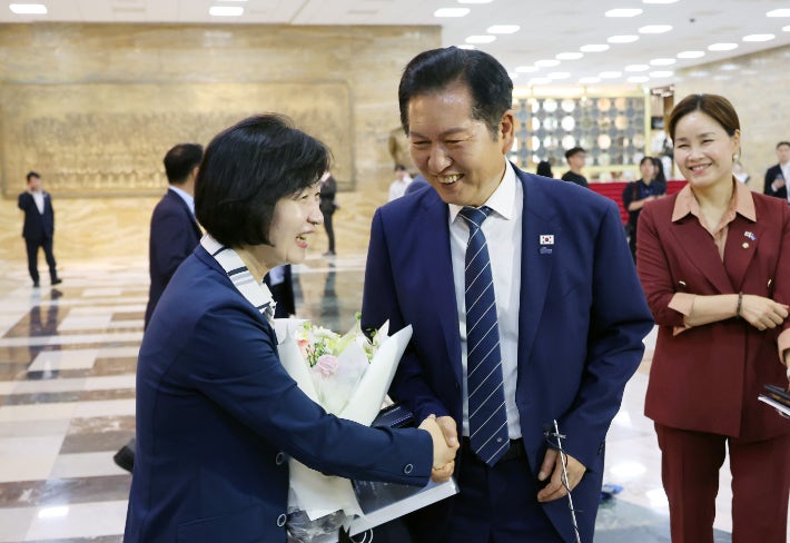 정청래, “대통령 결단 감사”…검찰개혁 혼선 수습에 주목 정청래, “대통령 결단 감사”…검찰개혁 혼선 수습에 주목