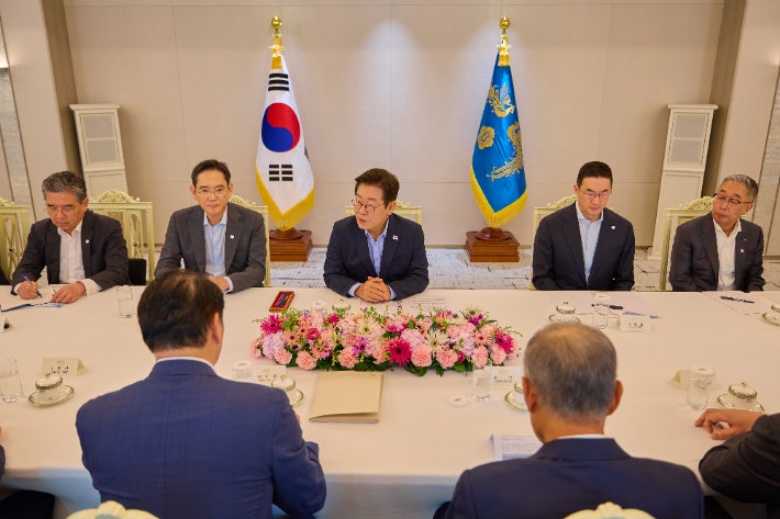 한미정상회담 앞두고 국방비 증액 논의, 한국 재정 부담 우려 한미정상회담 앞두고 국방비 증액 논의, 한국 재정 부담 우려