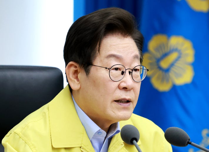 이재명 대통령 국정 지지도 56%로 하락, 부정 평가 상승세 이재명 대통령 국정 지지도 56%로 하락, 부정 평가 상승세