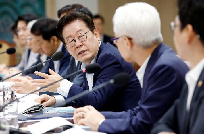 이재명 대통령, 2026년 R&D 예산 35조 3천억 원으로 대폭 확대 이재명 대통령, 2026년 R&D 예산 35조 3천억 원으로 대폭 확대