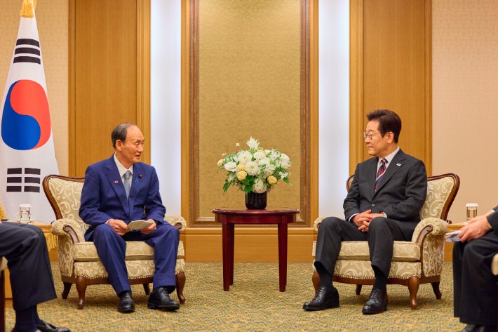 이재명 대통령, 스가 전 총리와 회담…”한일 협력 시 더 큰 이익 창출” 이재명 대통령, 스가 전 총리와 회담…”한일 협력 시 더 큰 이익 창출”