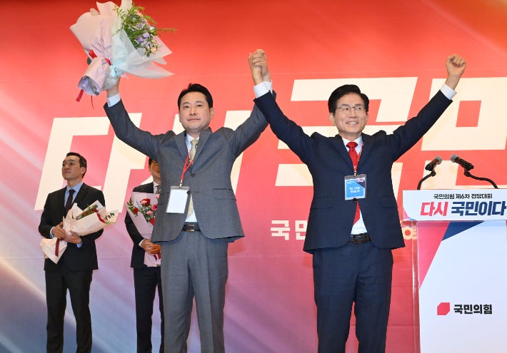 장동혁, 국민의힘 새 당대표로 당선…김문수 후보와 2367표 차이 장동혁, 국민의힘 새 당대표로 당선…김문수 후보와 2367표 차이