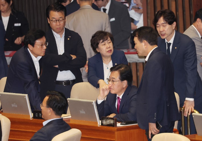 국민의힘 추천 인권위원 선출안 부결, 본회의장 퇴장 사태 발생 국민의힘 추천 인권위원 선출안 부결, 본회의장 퇴장 사태 발생