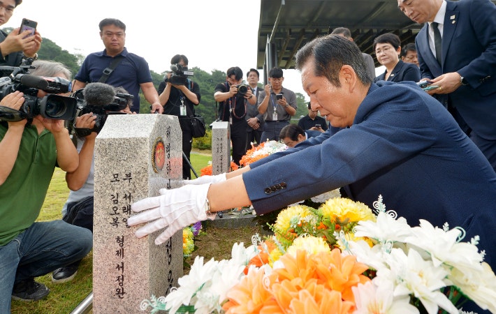 정청래, 천안함 묘역 참배로 민주당 내 기류 변화 조짐 정청래, 천안함 묘역 참배로 민주당 내 기류 변화 조짐