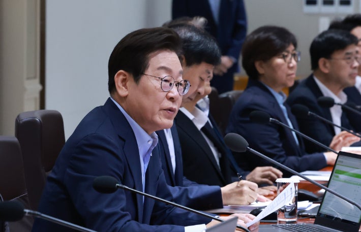 이재명 대통령, 검찰개혁 논의의 공개토론 필요성 강조하며 직접 주재 가능성 언급 이재명 대통령, 검찰개혁 논의의 공개토론 필요성 강조하며 직접 주재 가능성 언급
