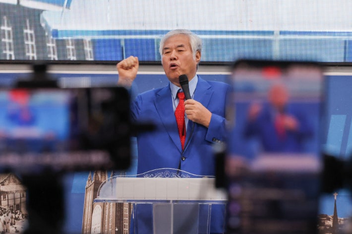 서울 도심에서 보수와 진보 단체들 각각 집회 열어, 윤석열 전 대통령 석방과 검찰 해체 요구 서울 도심에서 보수와 진보 단체들 각각 집회 열어, 윤석열 전 대통령 석방과 검찰 해체 요구