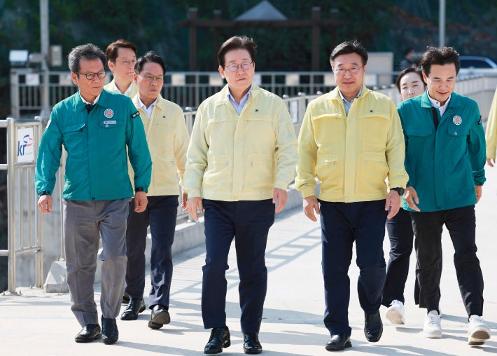 이재명 대통령, 강릉 지역 가뭄 대응 위해 재난사태 선포 및 소방동원령 발령 이재명 대통령, 강릉 지역 가뭄 대응 위해 재난사태 선포 및 소방동원령 발령