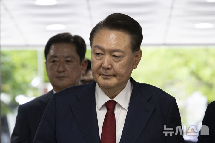 서울구치소에서 윤석열 전 대통령 체포영장 재집행 시도, 특검의 엄정한 법 집행 강조 서울구치소에서 윤석열 전 대통령 체포영장 재집행 시도, 특검의 엄정한 법 집행 강조