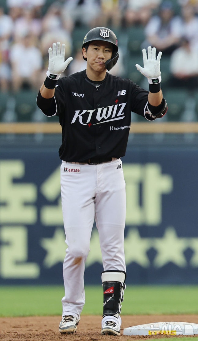 KT 위즈 오윤석, 손목 골절로 전력 이탈… 4주 진단 KT 위즈 오윤석, 손목 골절로 전력 이탈… 4주 진단