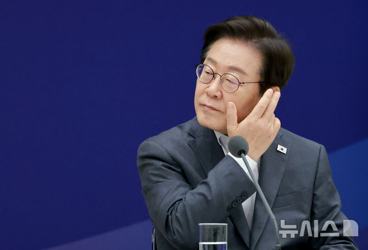 조국, 광복절 특별사면 명단 포함…대통령실 사면·복권 수순 조국, 광복절 특별사면 명단 포함…대통령실 사면·복권 수순