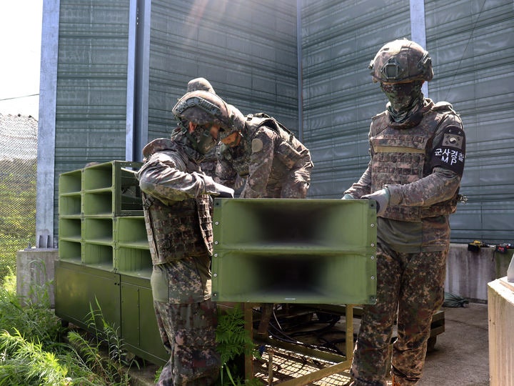 북한, 대남확성기 철거 시작… 우리 군의 대북 확성기 철거에 호응 북한, 대남확성기 철거 시작… 우리 군의 대북 확성기 철거에 호응