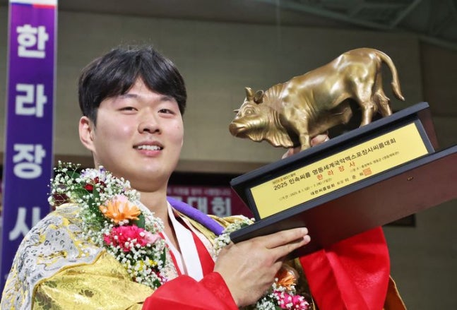 박민교, 영동세계국악엑스포서 한라장사 등극하며 올해 3관왕 달성 박민교, 영동세계국악엑스포서 한라장사 등극하며 올해 3관왕 달성
