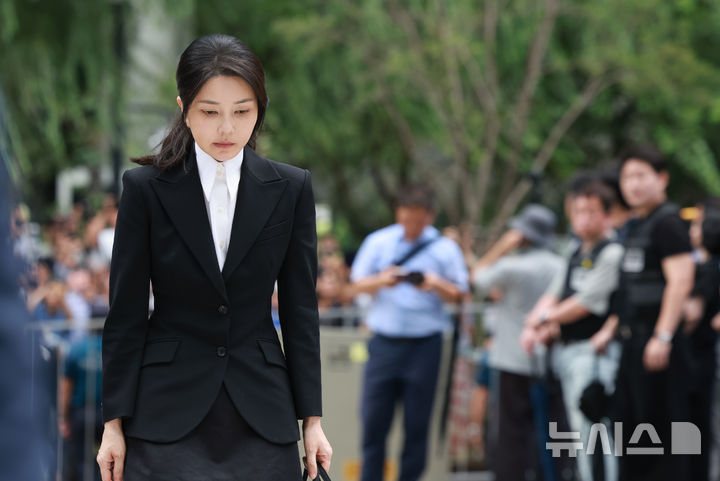 김건희 여사, 부부 구속 여부 결정 앞두고 특검 구속영장 청구 김건희 여사, 부부 구속 여부 결정 앞두고 특검 구속영장 청구