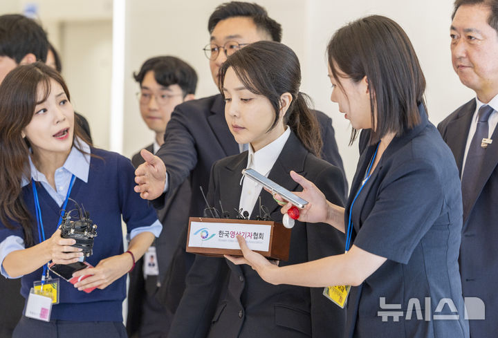 김건희 여사, 특검 출석… 권력형 범죄 의혹 조사 시작 김건희 여사, 특검 출석… 권력형 범죄 의혹 조사 시작