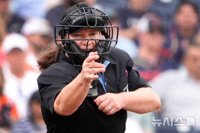 MLB 역사상 첫 여성 심판 젠 파월, 메이저리그 공식 경기 데뷔 MLB 역사상 첫 여성 심판 젠 파월, 메이저리그 공식 경기 데뷔