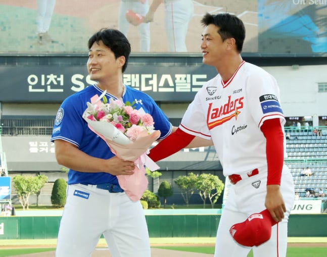오승환, 길었던 선수 생활 마감하며 은퇴…SSG 랜더스 선수들 축하 인사 오승환, 길었던 선수 생활 마감하며 은퇴…SSG 랜더스 선수들 축하 인사