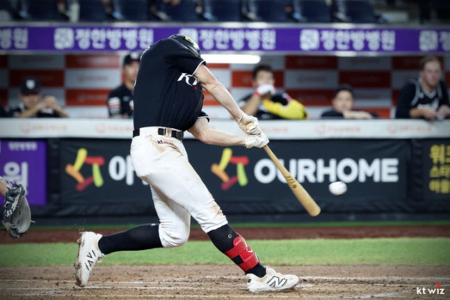 KT 위즈 앤드류 스티븐슨, 한화전에서 홈런 기록하며 기대감 상승 KT 위즈 앤드류 스티븐슨, 한화전에서 홈런 기록하며 기대감 상승