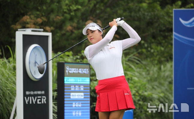 윤이나, KLPGA 제주 삼다수 마스터스에서 중간 합계 14언더파로 단독 선두 윤이나, KLPGA 제주 삼다수 마스터스에서 중간 합계 14언더파로 단독 선두