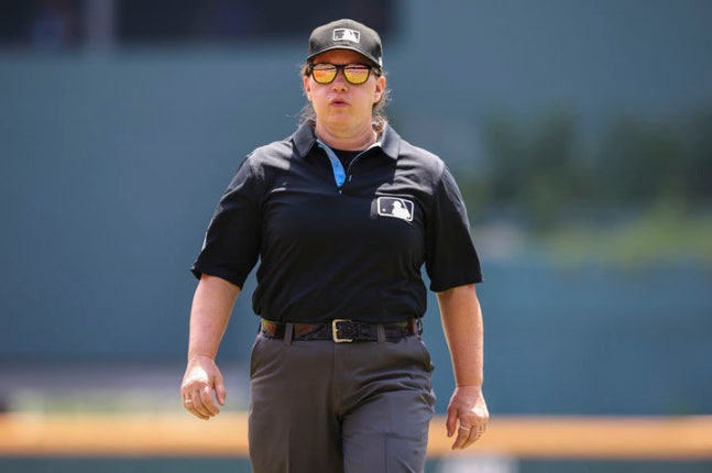 MLB 역사상 최초 여성 심판 젠 파월, 150년 만에 그라운드에 서다 MLB 역사상 최초 여성 심판 젠 파월, 150년 만에 그라운드에 서다