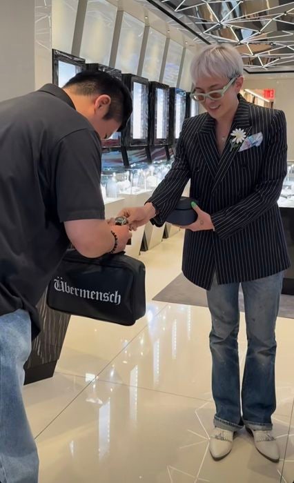 지드래곤, 경호원에게 명품 시계 선물하며 각별한 애정 드러내 지드래곤, 경호원에게 명품 시계 선물하며 각별한 애정 드러내