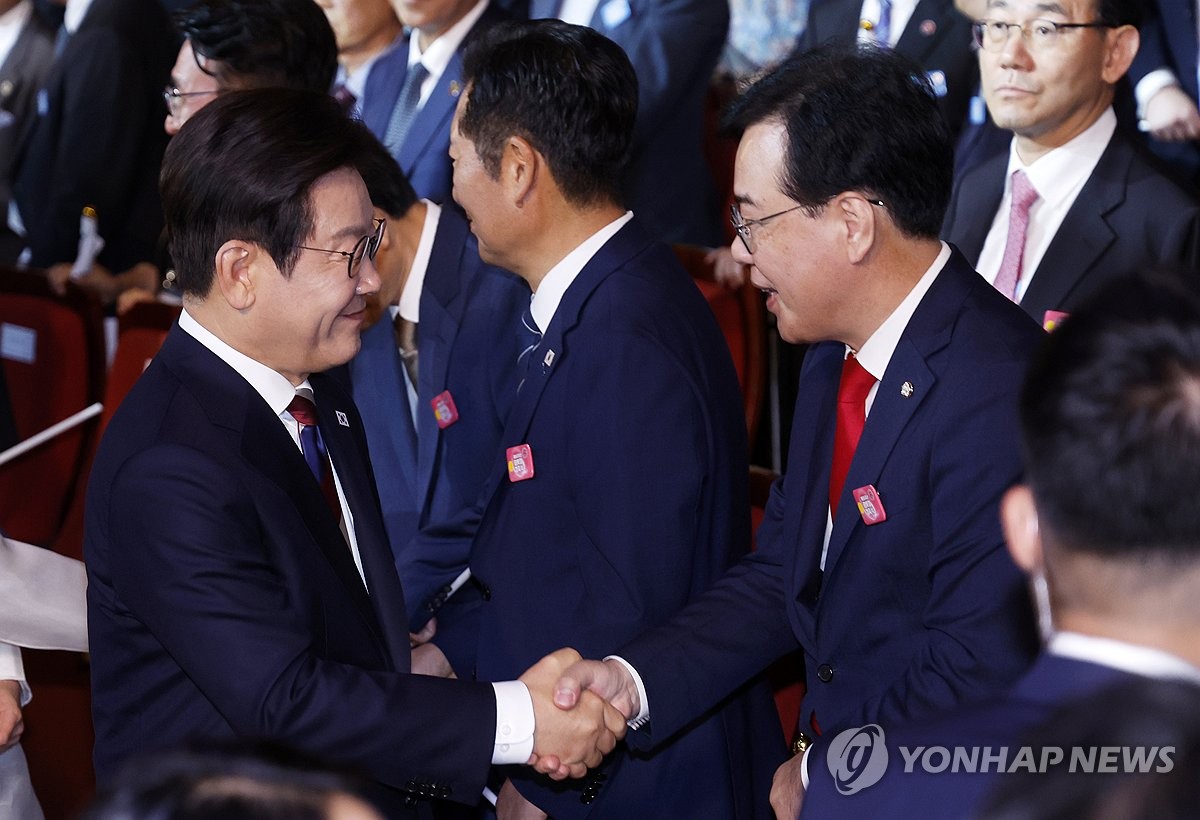 국민의힘과 개혁신당, 이재명 대통령 ‘국민임명식’ 불참 결정에 여권 비판 국민의힘과 개혁신당, 이재명 대통령 ‘국민임명식’ 불참 결정에 여권 비판