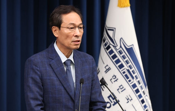 우상호, 검찰개혁 논쟁 속 인신공격 자제 촉구하며 조만간 정리 예고 우상호, 검찰개혁 논쟁 속 인신공격 자제 촉구하며 조만간 정리 예고