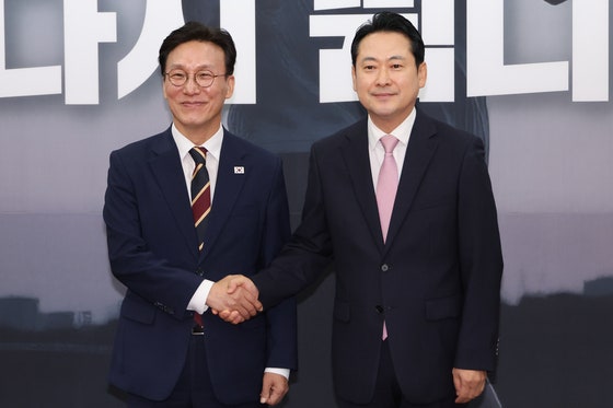 김민석 총리, “이재명 대통령, 야당과의 소통 위해 노력 중”…장동혁 대표, “여야 간 거리 너무 멀어” 김민석 총리, “이재명 대통령, 야당과의 소통 위해 노력 중”…장동혁 대표, “여야 간 거리 너무 멀어”