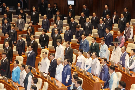 정기국회 개회식, 한복과 상복으로 드러난 여야의 정치적 대립 정기국회 개회식, 한복과 상복으로 드러난 여야의 정치적 대립