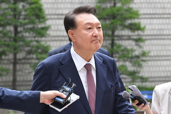윤 전 대통령, 구치소 CCTV 영상 확산… 체포영장 집행 거부 장면 논란 윤 전 대통령, 구치소 CCTV 영상 확산… 체포영장 집행 거부 장면 논란