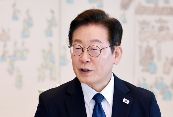 이재명 대통령 지지율 56%로 상승, 여당 지지도는 하락세 이재명 대통령 지지율 56%로 상승, 여당 지지도는 하락세