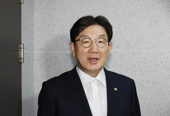 권성동 의원, 필리핀 차관 사업 중단 조치에 “정적 탄압” 비판 권성동 의원, 필리핀 차관 사업 중단 조치에 “정적 탄압” 비판
