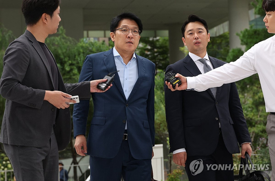 김상민 전 부장검사, 특검 조사 후 귀가… “김건희 오빠 요청으로 그림 중개” 김상민 전 부장검사, 특검 조사 후 귀가… “김건희 오빠 요청으로 그림 중개”