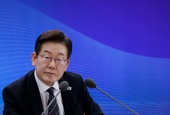 이재명 대통령 지지율 54.5%로 소폭 하락, 정치적 혼란 영향 분석 이재명 대통령 지지율 54.5%로 소폭 하락, 정치적 혼란 영향 분석