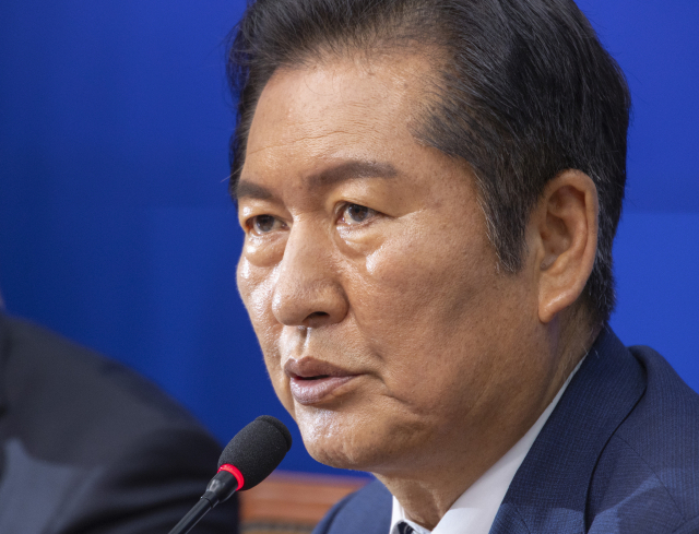 정청래, 김건희 입장문 낭독하며 “어줍잖은 신파극” 비판…특검 연장 촉구 정청래, 김건희 입장문 낭독하며 “어줍잖은 신파극” 비판…특검 연장 촉구
