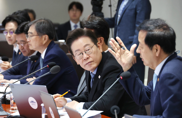 이재명 대통령, “기업과 노동자 상생 중요성 강조하며 경제 회복 촉구” 이재명 대통령, “기업과 노동자 상생 중요성 강조하며 경제 회복 촉구”
