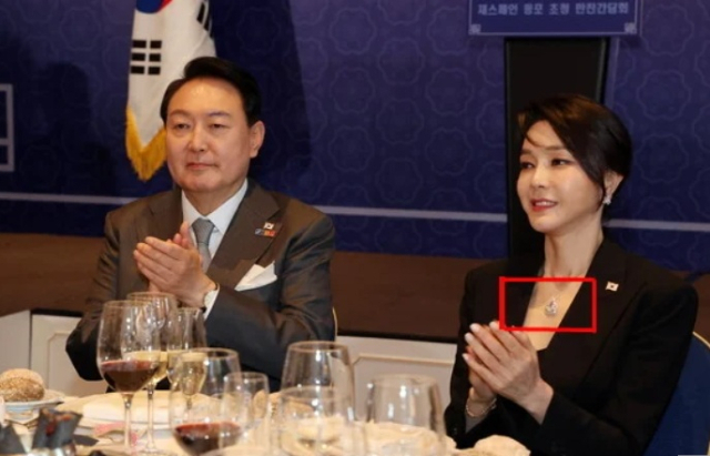 김건희, 나토 순방 목걸이 수령 사실 인정…3년 만에 밝혀진 진실 김건희, 나토 순방 목걸이 수령 사실 인정…3년 만에 밝혀진 진실