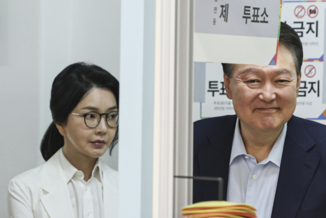윤석열 전 대통령, 군인 탄압 중단 촉구하며 모든 책임 자신에게 묻길 윤석열 전 대통령, 군인 탄압 중단 촉구하며 모든 책임 자신에게 묻길