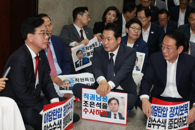 국민의힘, 특검 압수수색 저지 위해 국회 농성 지속…“야당 탄압 중단하라” 국민의힘, 특검 압수수색 저지 위해 국회 농성 지속…“야당 탄압 중단하라”