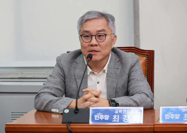 최강욱, 성추행 사건 관련 발언 논란… 민주당 긴급 조사 착수 최강욱, 성추행 사건 관련 발언 논란… 민주당 긴급 조사 착수