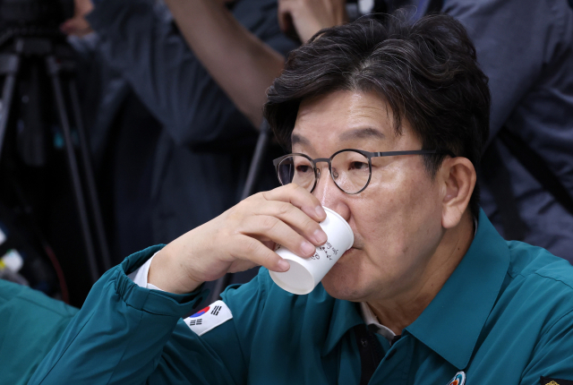 권성동 의원, 통일교로부터 불법 정치자금 수수 의혹…특검 “죄질 불량한 국정농단” 권성동 의원, 통일교로부터 불법 정치자금 수수 의혹…특검 “죄질 불량한 국정농단”