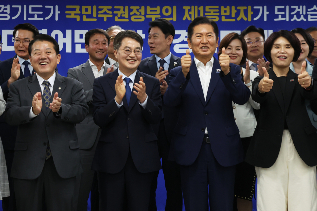 정청래, 경기도 4.5일제와 RE100 추진에 대한 기대감 표명…김동연 “당정대경 원팀 강조” 정청래, 경기도 4.5일제와 RE100 추진에 대한 기대감 표명…김동연 “당정대경 원팀 강조”