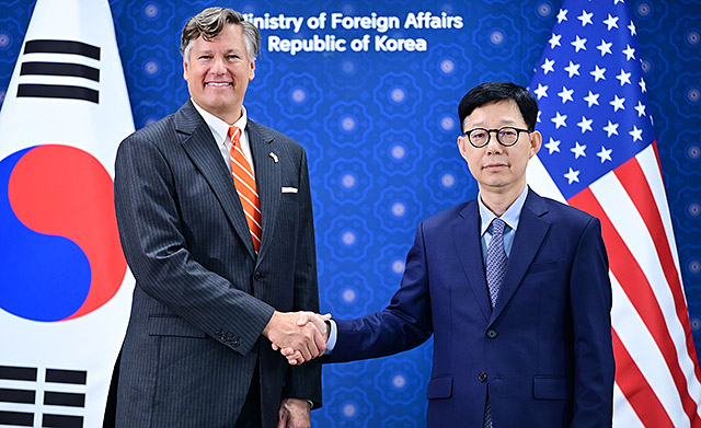 트럼프 정부, 한국인 구금 사태에 유감 표명하며 비자 문제 해결 약속 트럼프 정부, 한국인 구금 사태에 유감 표명하며 비자 문제 해결 약속