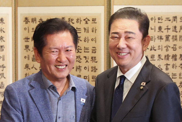 정청래-김병기, 특검법 갈등 봉합 위한 만찬 자리에서 화해의 악수 정청래-김병기, 특검법 갈등 봉합 위한 만찬 자리에서 화해의 악수