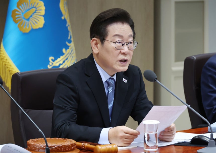 이재명 대통령, 소매판매 증가로 소비쿠폰 효과 강조하며 경제 성장 촉구 이재명 대통령, 소매판매 증가로 소비쿠폰 효과 강조하며 경제 성장 촉구