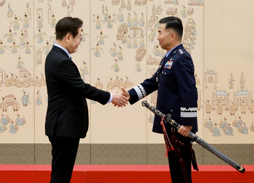 이재명 대통령, 군대 내 민주주의 교육과정 마련 지시하며 국가 충성 강조 이재명 대통령, 군대 내 민주주의 교육과정 마련 지시하며 국가 충성 강조
