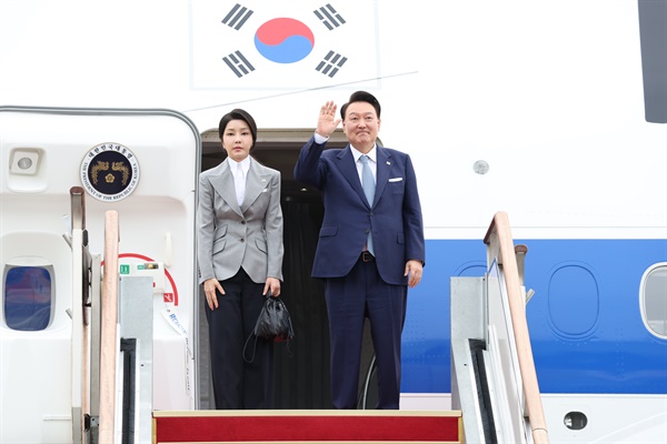 윤석열 대통령 전용기 소주 10병 탑재 논란, 공적 마인드 결여 지적 윤석열 대통령 전용기 소주 10병 탑재 논란, 공적 마인드 결여 지적
