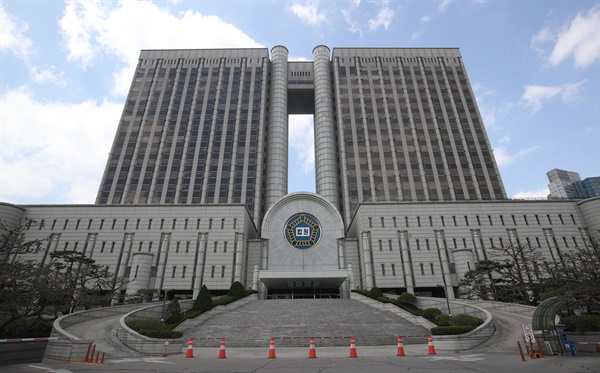 문재인 전 대통령 뇌물 혐의 재판, 검찰 인력난 속 재판부 “시간 엄수” 강조 문재인 전 대통령 뇌물 혐의 재판, 검찰 인력난 속 재판부 “시간 엄수” 강조