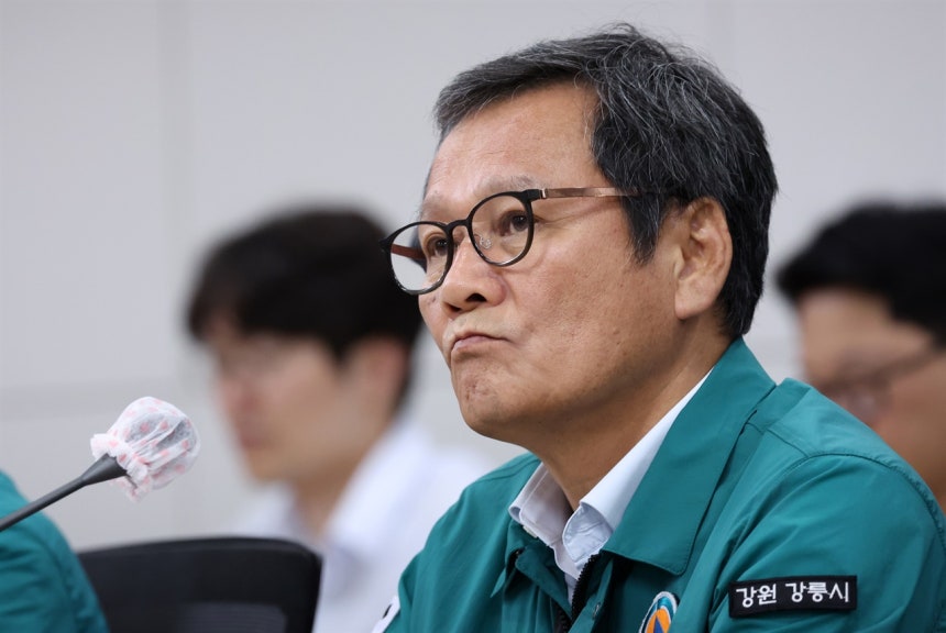 김홍규 강릉시장, 여성 공무원에 지역 커뮤니티 댓글 지시 논란… 강릉시 “사실 바로잡기 위한 요청” 김홍규 강릉시장, 여성 공무원에 지역 커뮤니티 댓글 지시 논란… 강릉시 “사실 바로잡기 위한 요청”