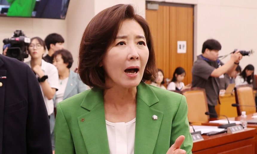 나경원 의원의 “초선은 가만히 앉아 있어” 발언, 초선 의원들 반발로 논란 확산 나경원 의원의 “초선은 가만히 앉아 있어” 발언, 초선 의원들 반발로 논란 확산