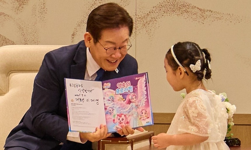 이재명 대통령, 어린이들과의 대화에서 반장 선거 경험과 소나무 순 맛에 대해 답변 이재명 대통령, 어린이들과의 대화에서 반장 선거 경험과 소나무 순 맛에 대해 답변